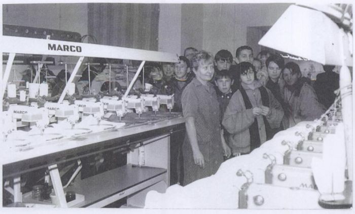 1995 rok. Klasa VII szkoły w Mysłakowicach na wycieczce w DZPLn "Orzeł".