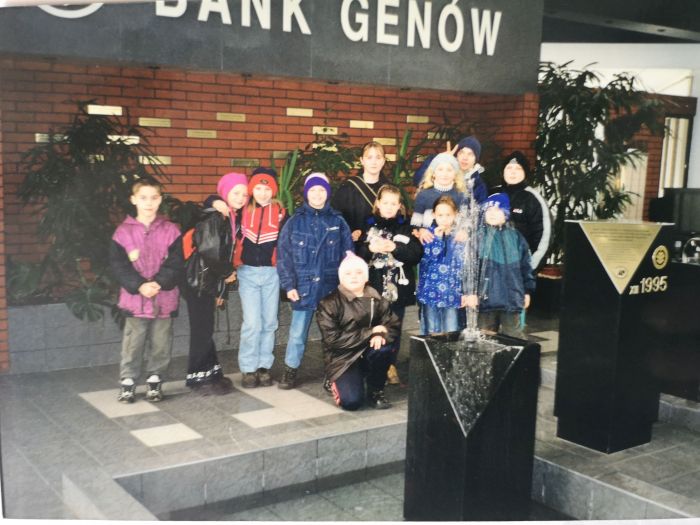 2002 rok wycieczka młodzieży do Banku Gen&oacute;w. Organizator GOK Mysłakowice.