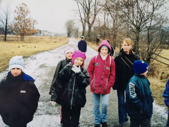 2002 rok wycieczka młodzieży do Banku Gen&oacute;w. Organizator GOK Mysłakowice.