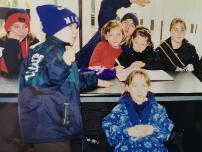 2002 rok wycieczka młodzieży do Banku Gen&oacute;w. Organizator GOK Mysłakowice.