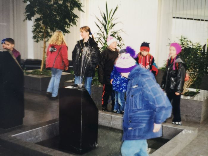 2002 rok wycieczka młodzieży do Banku Gen&oacute;w. Organizator GOK Mysłakowice.