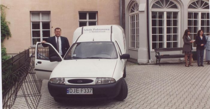 Dyrektor Szkoły w Mysłakowicach, Pan Sylwester Urbański, odbiera samoch&oacute;d ufundowany przez partnerska Gminne Leopoldsche.