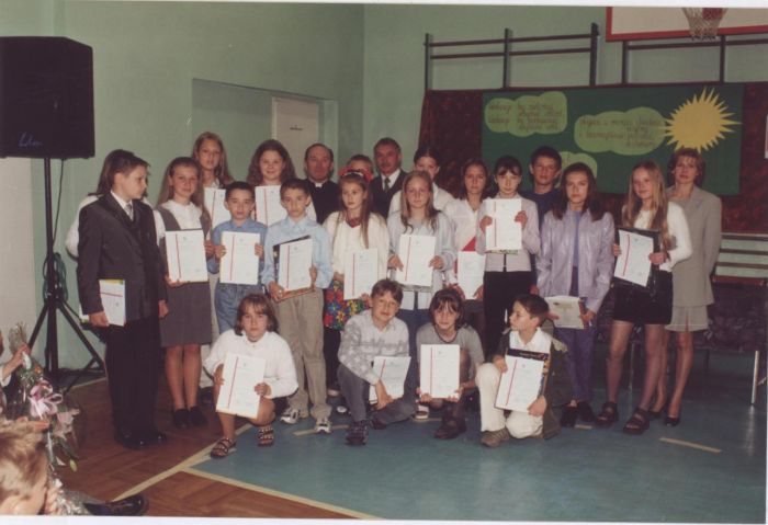 Szkoła podstawowa w Mysłakowicach. Wyr&oacute;żnienie uczni&oacute;w. Zakończenie roku szkolnego. 2003 rok