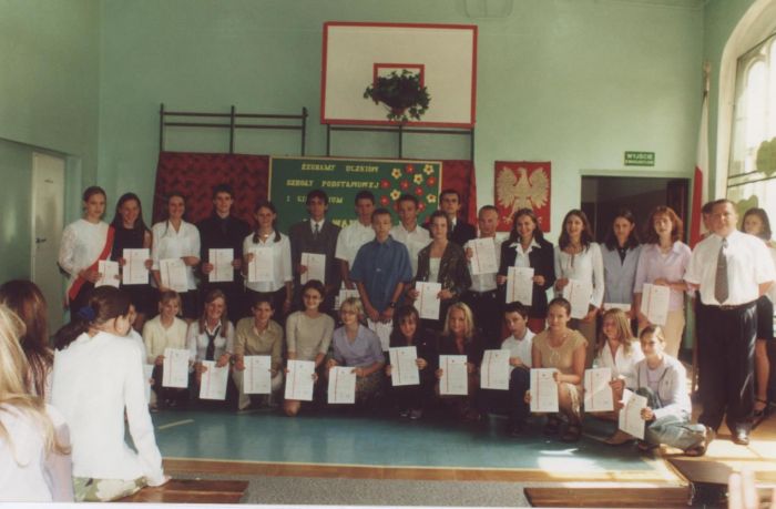 Szkoła podstawowa w Mysłakowicach. Wyr&oacute;żnienie uczni&oacute;w. Zakończenie roku szkolnego. 2005 rok