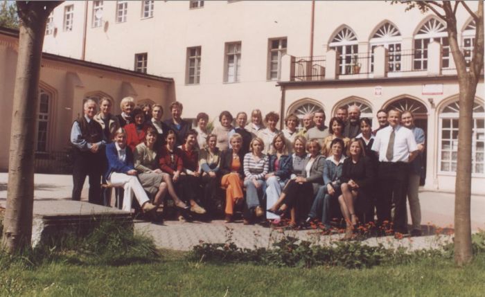 Zesp&oacute;l nauczycielski Szkoły w Mysłakowicach. Rok szkolny 2003/2004. 