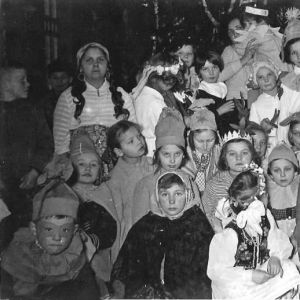 Szkoła Podstawowa w Mysłakowicach. 1961 rok. Pani Winiarska i dzieci. 