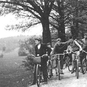 Uczniowie Szkoły Podstawowej w Mysłakowicach na wycieczce rowerowej. 1961 rok.