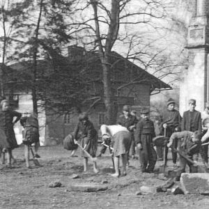 Prace porządkowe przez Pałacem Kr&oacute;lewskim w Mysłakowicach (Szkoła Podstawowa). 1961 rok.