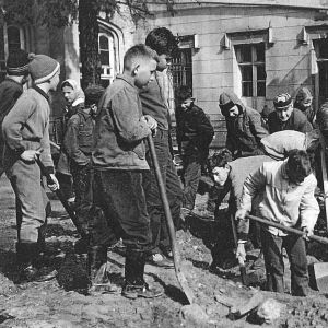 1961 rok. Uczniowie Szkoły Podstawowej w Mysłakowicach odkopują zasypaną fontannę przez Pałacem.