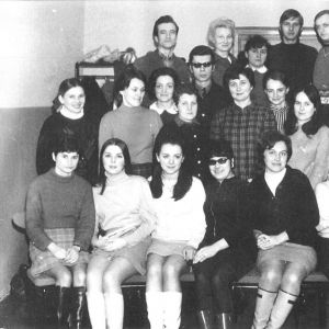 Koniec lat 60-tych. Nauczyciele Szkoły Podstawowej w Mysłakowicach.