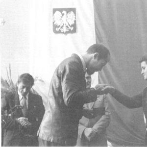 Pani Jadwiga Tomaszewska otrzymuje dyplom. Szkoła w Mysłakowicach lata 80-te. 