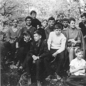 Szkoła w Mysłakowicach. Lata 70-te. Pani Jadwiga Tomaszewska i uczniowie.