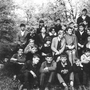 Szkoła w Mysłakowicach. Lata ok 1970. Pani Jadwiga Tomaszewska i uczniowie.