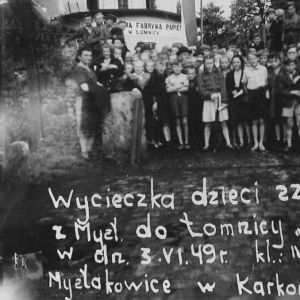 1949 rok. Dzieci ze szkoły w Mysłakowicach na wycieczce. Fabryka Papieru w Łomnicy. 