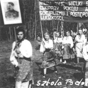 Smutna rzeczywistość tamtych czas&oacute;w. 1951 rok. Szkoła, Mysłakowice. Zdjęcie nic nie propaguje, pokazane edukacyjne