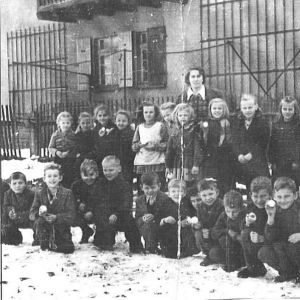 Uczniowie szkoły w Mysłakowicach, klasa III, 1952 rok.