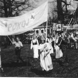 Poch&oacute;d podczas Święta Pracy 1950 rok. Szkoła Mysłakowice 