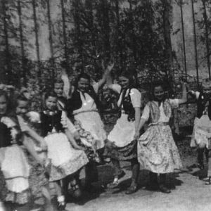 Dzieci tańczą przed szkolą w Mysłakowicach 1952 rok. 