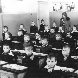 Szkoła Podstawowa w Mysłakowicach. 1964r. kl.2c z Panią Sztaufer-Kozubą