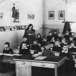 Szkoła w Mysłakowicach 1964r. kl.2c z Panią Sztaufer-Kozubą