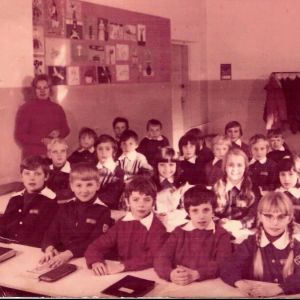 Lekcja matematyki  z Panią M. Br&oacute;dką. Szkoła Mysłakowice. 1974 rok. 