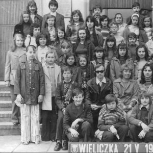 Wycieczka uczni&oacute;w Szkoły w Mysłakowicach do Wieliczki. 1974 rok