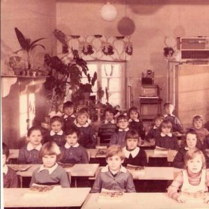 Szkoła w Mysłakowicach 1977r. kl.1a z wychowawczynią Panią Henryką Łais 