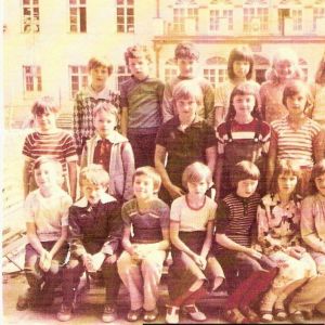 Szkoła Mysłakowice. 1982 r. Pamiątkowe zdj. z wychowawczynią. Panią M. Br&oacute;dką