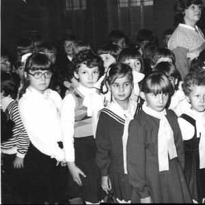 1984 r. pasowanie najmłodszych na ucz. kl.1. Szkoła Podstawowa w Mysłakowicach. 