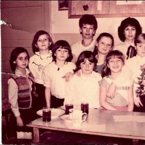 Szkoła Mysłakowice. 1987 r. pamiątkowe zdjęcie z Panią .D. Nowalińską i rodzicami