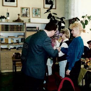 1995r Święto Kobiet dyr.S.Urbański składa życzenia pracownicom