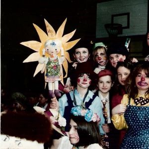 1995 r. Święto wiosny uczniowie  klasy 8. Szkoła Mysłakowice.