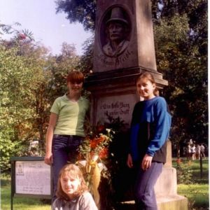 Młodzież szkolna obok pomnika J. Fleidla w Mysłakowicach. 1998 rok