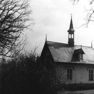 Budynek dawnej szkoły w Dąbrowice. 1995 rok