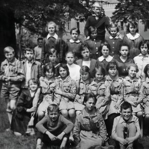 Galeria &raquo; Karkonosze, Dolny Śląsk Mysłakowice, Szkoła. 1961 r. Nauczycielka matematyki Pani A. Wolak z grupą uczni&oacute;