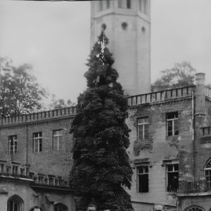 Szkoła podstawowa w Mysłakowicach. Koniec roku szkolnego 1957/1958 r. Grono pedagogiczne.
