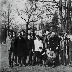 Mysłakowice, Szkoła. 1961 r. Klasa .6a z nauczycielami Panią Z. Winiarską i Panią I. Dorożyńską.