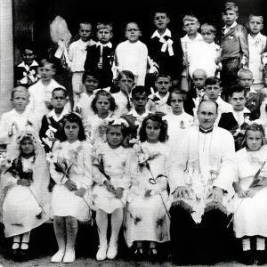 Mysłakowice 1949 r. Dzieci po I Komunii św. z ks. Kotulakiem