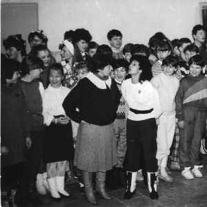 Mysłakowice szkoła. Pani C. Sokołowska i Pani D. Nowalińska na szkolnym apelu.