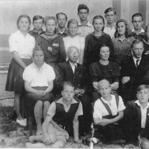 1948 rok. Nauczyciele i uczniowie szkoły w Mysłakowicach.