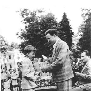 Mysłakowice, Szkoła zakończenie roku 1958. Nagrodę wręcza Pan Marukiewicz