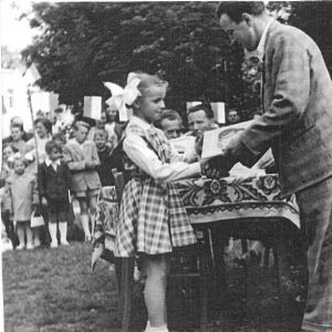 Mysłakowice, szkoła. Przewodniczący Komitetu Rodzicielskiego Pan Marukiewicz wręcza nagrodę Bożenie Mruklik. 1958 r.