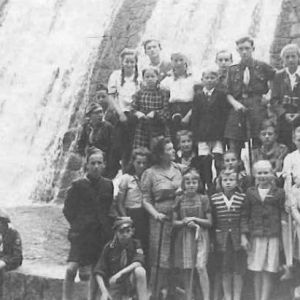 Uczniowie klasy 7 szkoły w Mysłakowicach na wycieczce szkolnej.