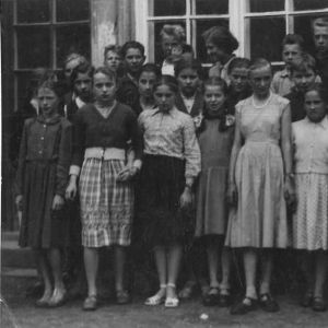 Szkoła w Mysłakowicach 1959 rok. Pani Winiarska i uczniowie szkoły.