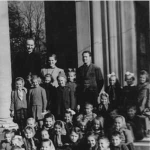 Mysłakowice 1959 r. Ksiądz A. Habrat, nauczyciele i dzieci przed kościołem.
