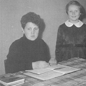 Pani Tomaszewska i uczniowie 1960 rok. Mysłakowice, szkoła.