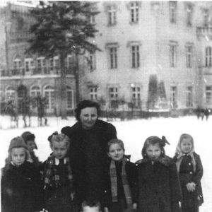 Pani Ilnicka i dzieci. Lata 60-te. Szkoła Mysłakowice