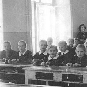 Lekcja śpiewu z Panią Łukasz&oacute;w. 1959 rok. Szkoła Mysłakowice klasa VII