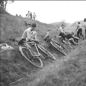 Wycieczka rowerowa. 1960 r. Mysłakowice.