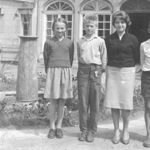 Pani I. Czmielnik i uczniowie. 1960 r. Szkoła Mysłakowice